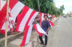 Jual Bendera di Kota Prabumulih, Ilham Raup Omzet Rp 400 Ribu per Hari