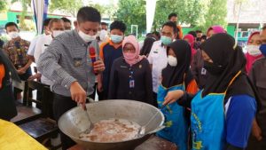 Pelajar Di OKU Timur Praktek Pembuatan Minyak Goreng Dari Kelapa