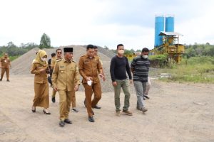 Usai Meninjau Perbaikan Jalan Di Muba, Pj Bupati Apriyadi Mampir Mengecek Batching Plant Milik Warga