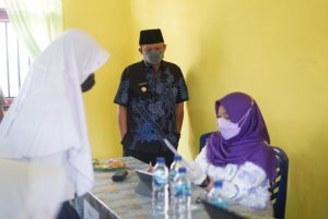 Bupati OKU Timur Tinjau Langsung Vaksinasi Pelajar Di STKIP Dan SMPN 2 Martapura