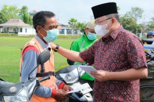 Jelang Idul Fitri, Bupati DRA Bagikan THR kepada Tukang Becak, Ojek, Parkir dan Dhuafa