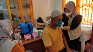 Vaksinasi pertama Untuk Masyarakat Lansia Di Kelurahan Bukit Sari