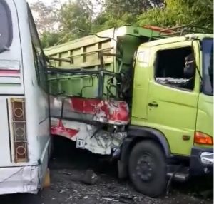 Hilang kendali Bus Hantam Truk Tronton