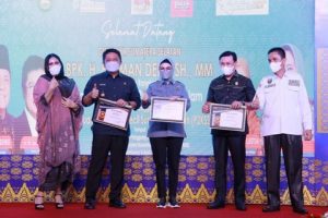 Peduli Dengan UMKM, Herman Deru Dapat Penghargaan dari Persatuan Pedagang Kecil Sumatera Selatan 