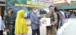 Prajurit TNI AD dan US Army Bagikan Sembako Di Dusun Talang Sipin