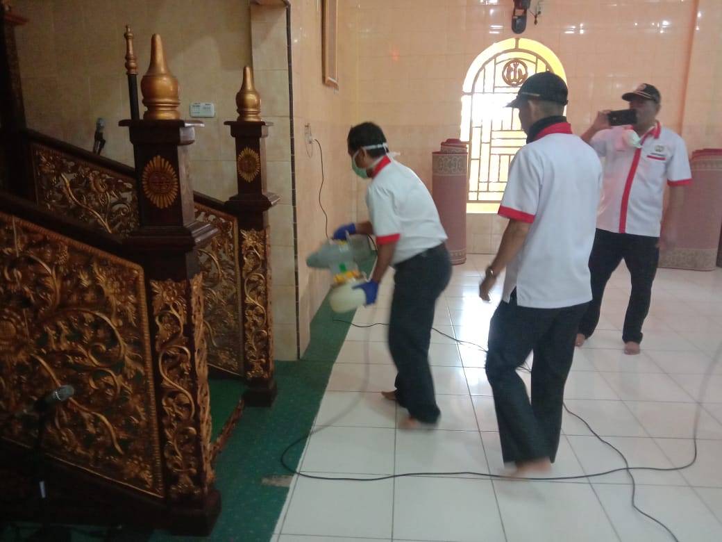 Cegah Corona, Mushola dan Masjid di Kecamatan Sukarami Disemprot Desinfektan