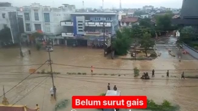 Palembang Dikepung Banjir, Akibatkan Kemacetan Hingga Rendam Pemukiman Warga