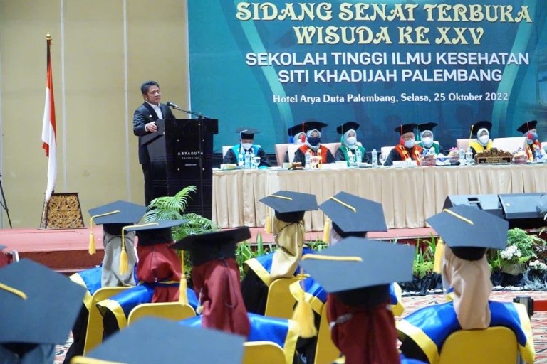 Hadiri Wisuda STIKES Siti Khadijah Palembang, Herman Deru Minta para Wisudawan/i  Memberikan Edukasi Kesehatan pada Masyarakat