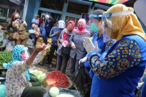 Blusukan ke Pasar-Pasar Tradisional, Feby Deru Bagikan APD