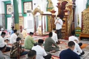 Herman Deru Pantau Protokol Kesehatan Shalat di Masjid Agung Palembang