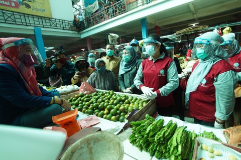 Ratusan Pedagang Pasar Plaju dapat Bantuan APD dari Feby Deru 