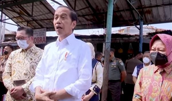 Presiden Joko Widodo Bagikan Sembako Di Pasar Cicahuem Bandung