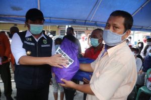 Herman Deru Berikan Bantuan Uang Sewa Rumah untuk Puluhan KK Korban Kebakaran Pasar Gubah 