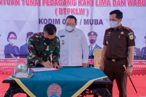 Bareng TNI, Bupati Dodi Serahkan BLT ke 1.500 PKL Muba