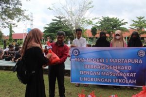 Tebar Kebaikan, SMA Negeri 1 Martapura Bagikan Ratusan Paket Sembako