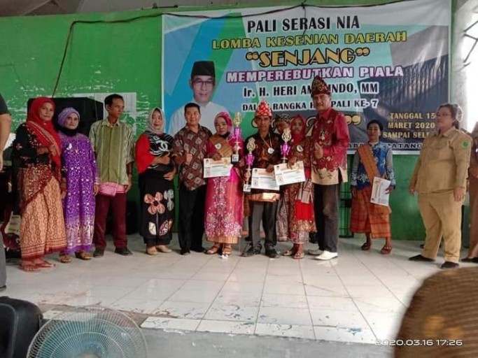 Dicoret Camat Abab, Nenek Sulma Juara 1 Senjang Kecamatan Abab PALI Menangis