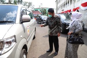 Gubernur Herman Deru Serahkan Bantuan Operasional Mobil ke PD IBI Sumsel