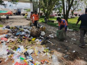 Dinas Lingkungan Hidup Muba Bersihkan Sampah di Terminal Randik Sekayu
