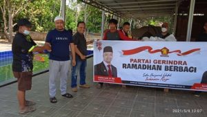 Anggota DPRD Palembang, Taufik Bagikan Sembako ke Masyarakat