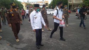 Pemkab OKUT Berantas Covid 19, Bagikan Masker di Tiga Lokasi Secara Serentak