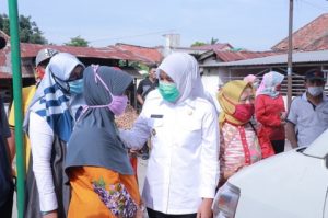 Wawako Palembang Antarkan Balita Penderita Tumor Mata Berobat ke RS