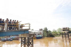 Pj Bupati Apriyadi : Jembatan Penghubung Desa Karang Rejo - Karang Makmur, Bulan Agustus Diperbaiki