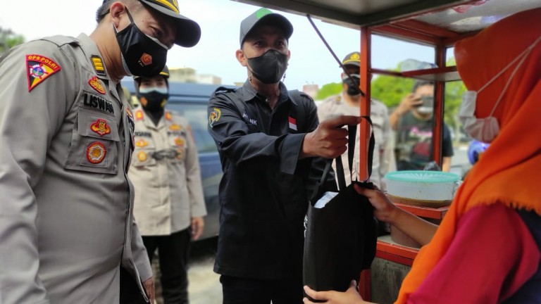 PWI OKU Timur Bersama Polres OKU Timur Bagikan Ratusan Paket Sembako Dan Masker
