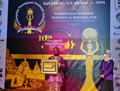 MEMBANGGAKAN, RA Anita Raih Anugerah Perempuan Indonesia 2022