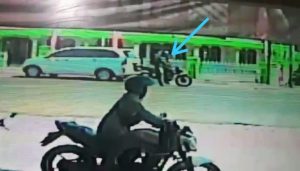 Aksi Bobol Mobil Gasak Uang Ratusan Juta terekam Kamera CCTV