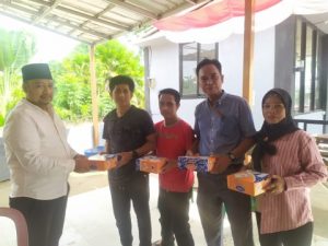 Anggota DPRD Palembang, Abdullah Taufik Bagikan 500 Nasi Kotak ke Warga