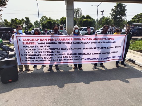 Apresiasi Kejati Sumsel, Massa Minta Usut Aliran Dana Dugaan Korupsi Pembangunan Masjid Sriwijaya