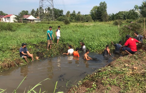 Semangat Gotong Royong Warga Perumahan Citra Mataram Indah Bersihkan Aliran Sungai