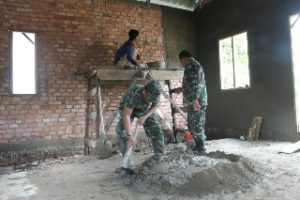 Masuk Tahap Plester, Satgas TMMD Kebut Pembangunan Rumah Kalena