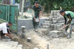 Cegah Genangan Air Hujan, Satgas TMMD Rampungkan Pemasangan Kaping Blok Masjid Nurul Iman