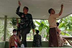 Pramuka Saka Wira Kartika Kodim 0418 Gotong Royong Bersama TMMD dan Warga Kampung Jawi