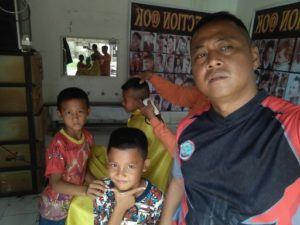 Senangnya Anak-anak Sungai Jawi Dibawa ke Pangkas Rambut