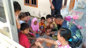 Satgas TMMD Kenalkan Permainan Tradisional Kepada Anak - Anak Kampung Jawi