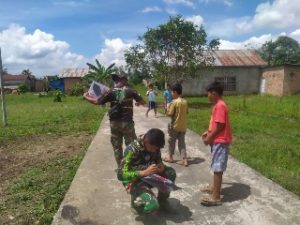 Satgas TMMD Bagikan Mainan Kepada Anak - Anak Kampung Jawi