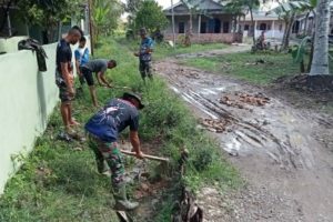 Akhir Pekan Dimanfaatkan Gotong Royong Bersihkan Drainase Pemukiman
