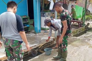 Gotong Royong Satgas Bersihkan Selokan Air Pemukiman Warga Kampung Jawi