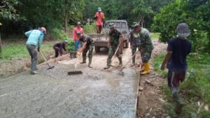 Satgas TMMD Bersama Warga Perbaiki Jalan Lorong Jawi