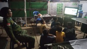 Satgas TMMD Kodim Palembang Nobar Bersama Anak - Anak Lorong Jawi