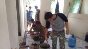 Tidak Mau Ketinggalan, Remaja Kampung Jawi Ikut Berkontribusi Kerjakan Target Sasaran Fisik TMMD