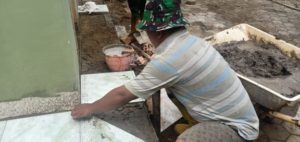 Satgas TMMD Pasang Keramik Pada Kaki Pembatas Menara Masjid