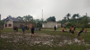 Lepas Penat, Satgas TMMD Bermain Sepak Bola Bersama Anak - Anak Lorong Jawi