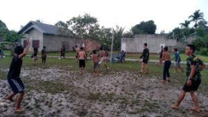 Olahraga Sore, Satgas TMMD dan Warga Kampung Jawi Adu Skill Mengolah Si Kulit Bundar