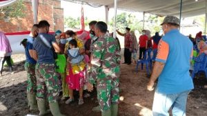 Satgas TMMD Bagikan Paket Sembako ke Warga Kampung Jawi