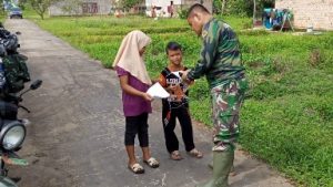 Satgas TMMD Ajarkan Anak Kampung Jawi Belajar