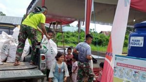 Antusias Anak - Anak Pada Persiapan Penutupan Kegiatan TMMD di Kampung Jawi