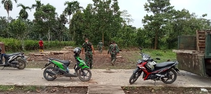 Anggota Kodim 0418 Palembang Bersihkan Lokasi TMMD
